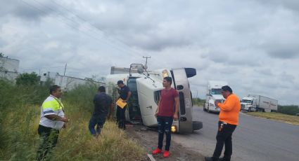 Trailero se salva de milagro tras volcadura en la rotonda de 'El Conejo'