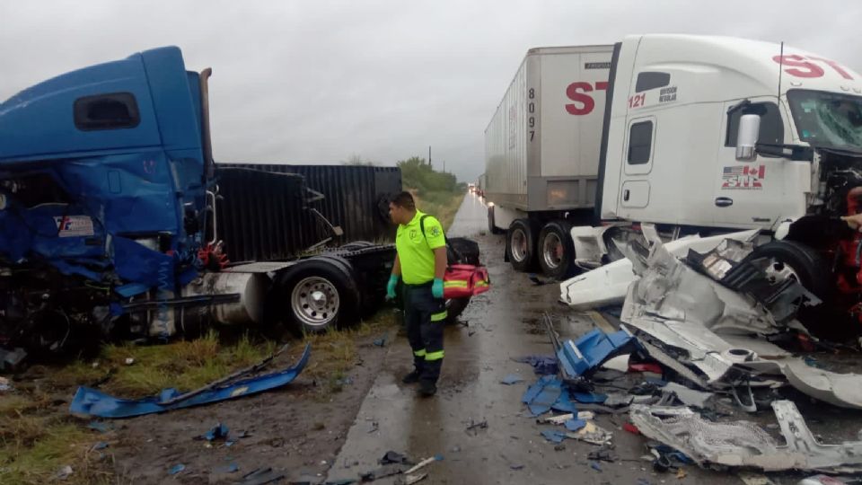 El accidente bloqueo por minutos la vialidad, al tenerse dos pesadas unidades dañadas en el siniestro