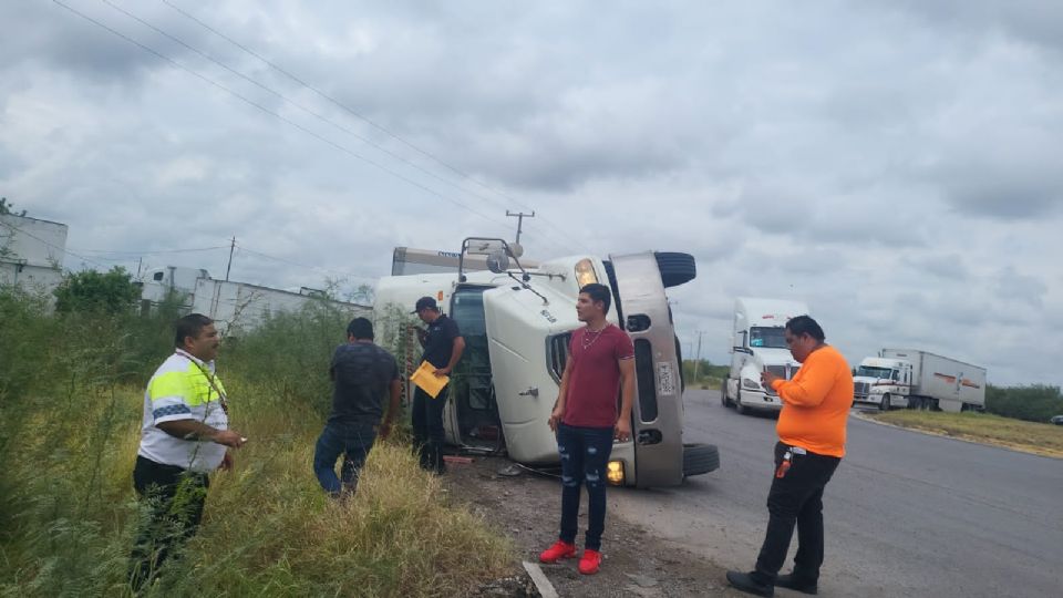 Dado al exceso de velocidad se registró la volcadura