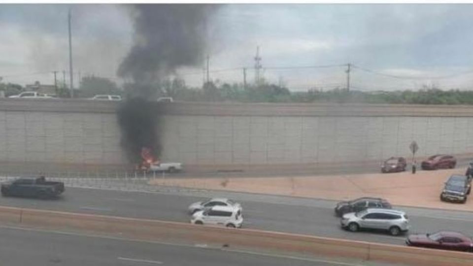 Una troca blanca fue consumida por el fuego tras una falla eléctrica, sucedió al mediodía del sábado en “Los Cántaros”.