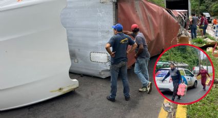 Rapiña acaba con tráiler cargado de leche en polvo en Veracruz | FOTOS