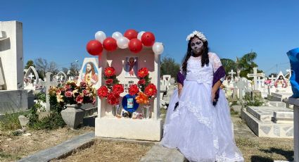 Niña vestida de catrina visita la tumba de su hermanito en Nuevo Laredo