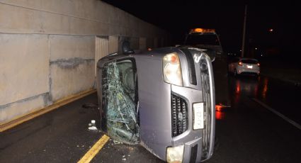 Reportan aparatosa volcadura por lluvia en Carretera Anáhuac