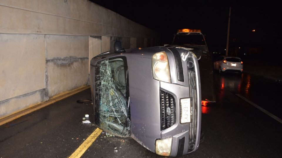 La copiosa lluvia y una falla en el auto hicieron que el conductor volcara frenéticamente sobre el asfalto mojado