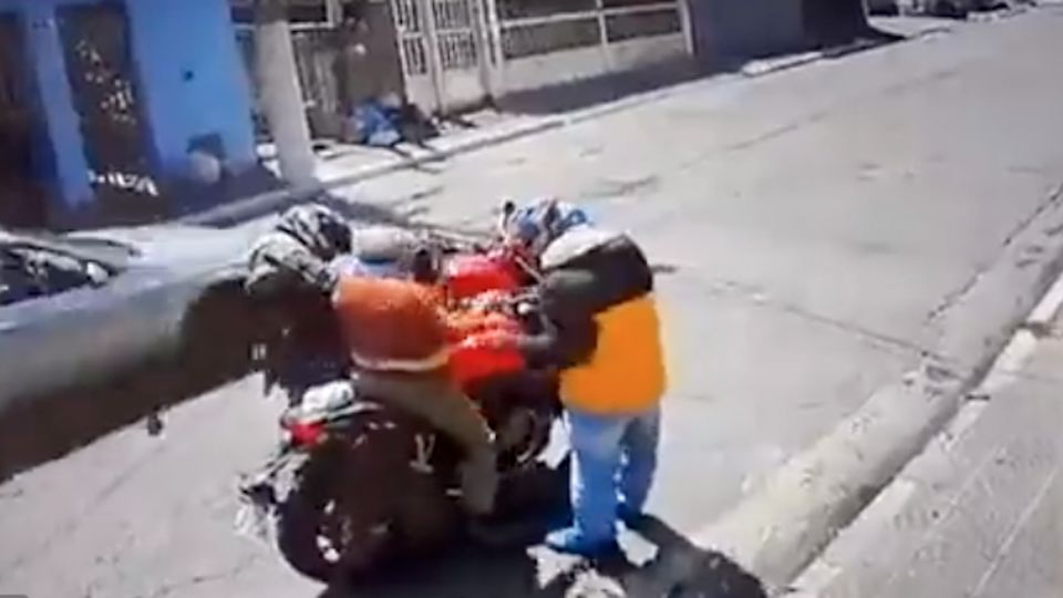 Ladrones despojan a abuelito de su moto, uno de ellos cae sin vida.