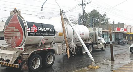 Chofer de pipa carece de precaución y tira dos postes en avenida Leandro Valle y Maclovio Herrera