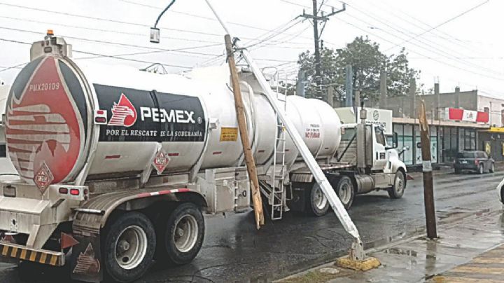 Chofer de pipa carece de precaución y tira dos postes en avenida Leandro Valle y Maclovio Herrera
