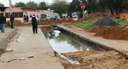 Cae a zanja en la Pancho Villa; no vio que la calle estaba cerrada | FOTOS