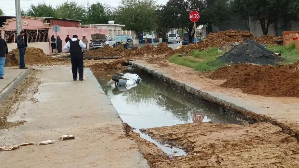 La camioneta quedó hundida en la zanja de la Pancho villa.