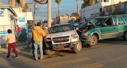 Por no respetar el alto y volárselo, chofer causa aparatoso choque en la calle Madero