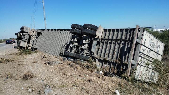 Trailero sale vivo de milagro al volcarse en Libramiento Mex 2