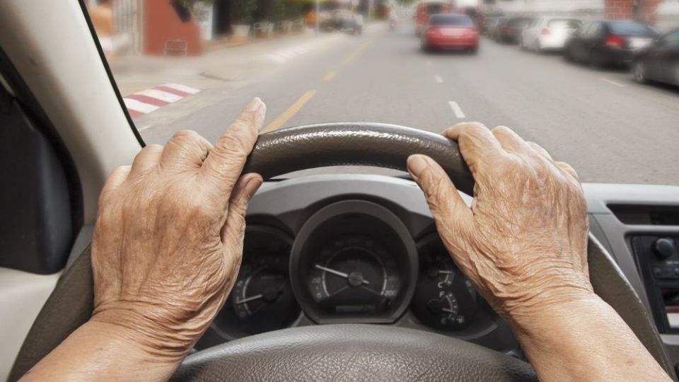 Es importante estar alerta a las limitaciones que puedan surgir en los abuelitos al momento de conducir