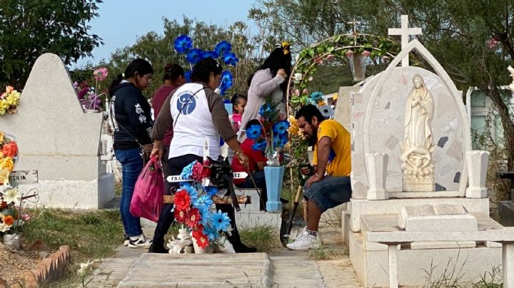 Día de Muertos: visitan miles panteones de Nuevo Laredo | FOTOS