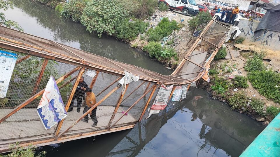 Cuando decenas de peatones cruzaban la estructura, esta cedió y las personas cayeron al canal