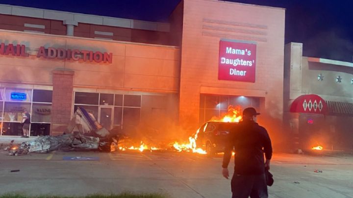 Piloto muere al estrellar su avioneta contra un centro comercial en Dallas