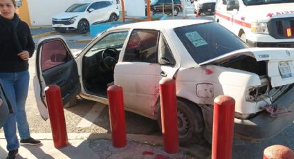 Registran fuerte accidente sobre avenida Obregón y Zaragoza; conductor seriamente lastimado