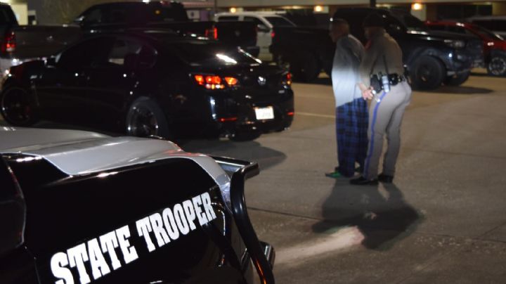 DPS de Texas asegura indocumentados y recupera autos robados 