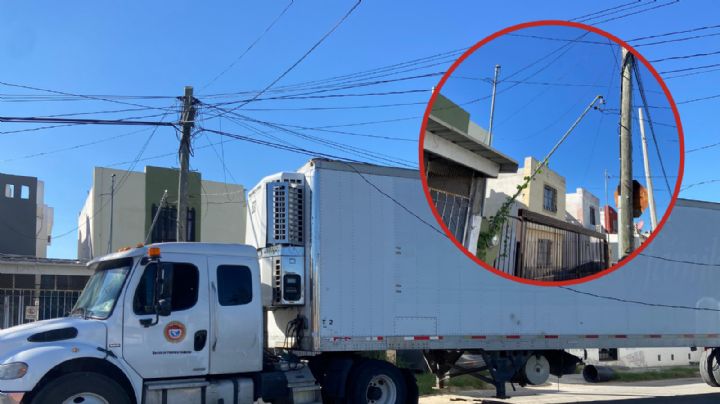 Tráiler se lleva cables y postes de luz, afectando a varias casas en la Colonia Benito Juárez