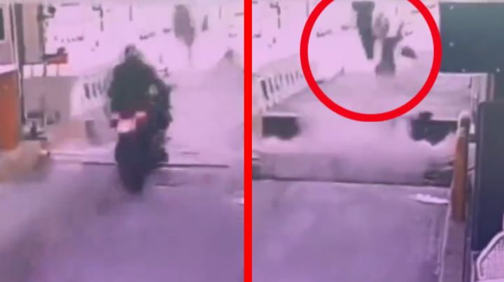 Motociclistas evitan pagar caseta y sufren horrible accidente |  VIDEO