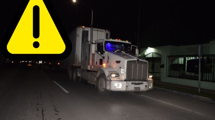 Trailero causa enorme corto circuito en calle Maclovio Herrera; arrancó un poste