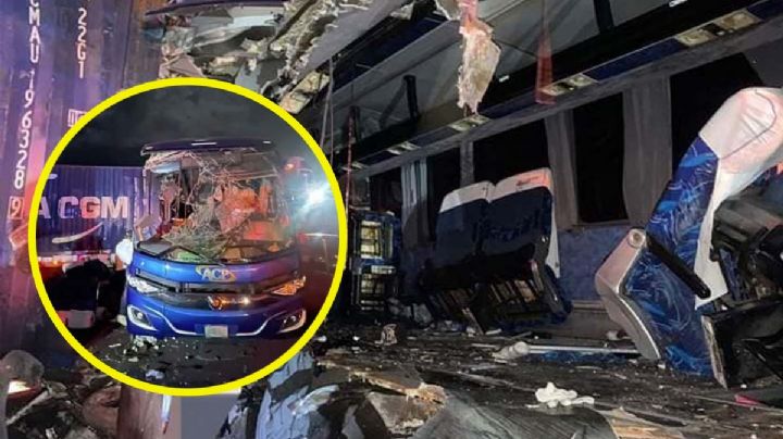 Brutal accidente: tráiler 'rebana' autobús de pasajeros, casi lo parte en dos | FOTOS