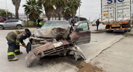 Joven impacta contra tráiler sobre Bulevar Dos Laredos; destrozó completamente su auto