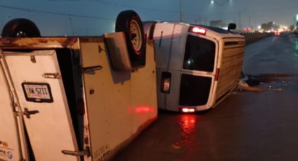 Vuelca su camioneta en aparatoso accidente en Carretera Nacional