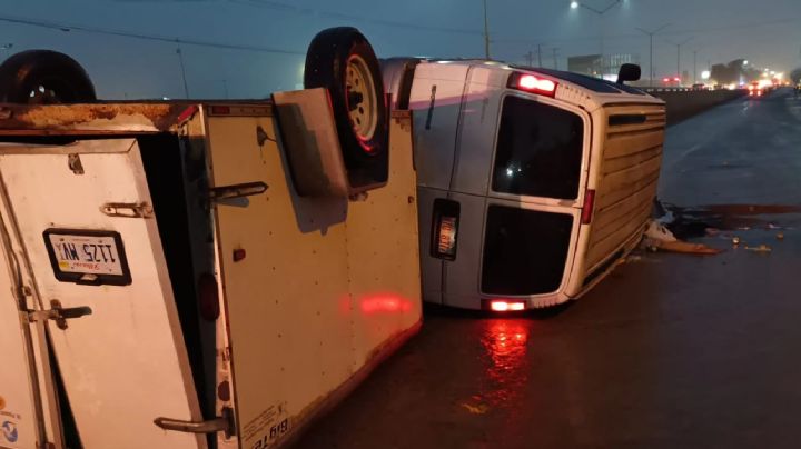 Vuelca su camioneta en aparatoso accidente en Carretera Nacional
