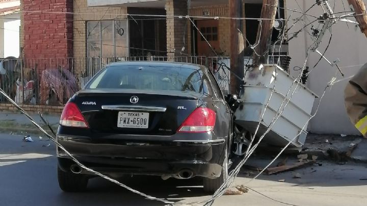 Choca contra postes en colonia Juárez y causa mini apagón