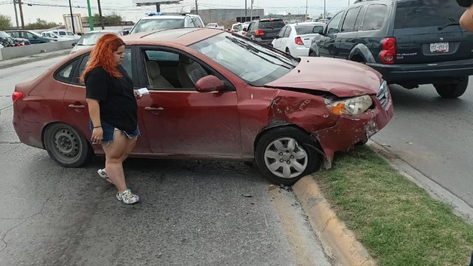 Una falla mecánica casi le cuesta la vida a una conductora, quien terminó con un auto sumamente golpeado en la improvisada carambola