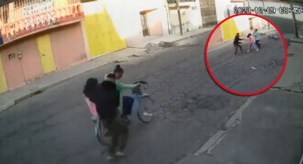 Hombre intenta raptar a niña y madre lo evita enfrentándolo | VIDEO