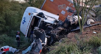 Volcadura en carretera Nuevo Laredo-Monterrey; tráiler se salió del camino