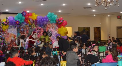 Lleva Santa Claus y Policía de Laredo regalos a los pequeños más necesitados