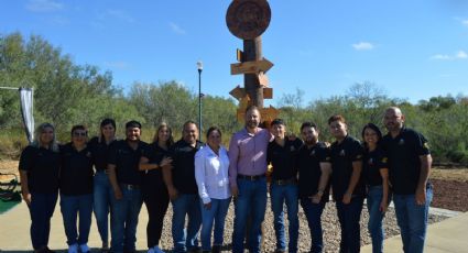 Un paseo positivo por el parque; instalan autoridades de Texas 'Poste de Inspiración'