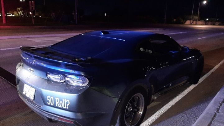 Cae por manejar Camaro a exceso de velocidad; le detectan arma de fuego
