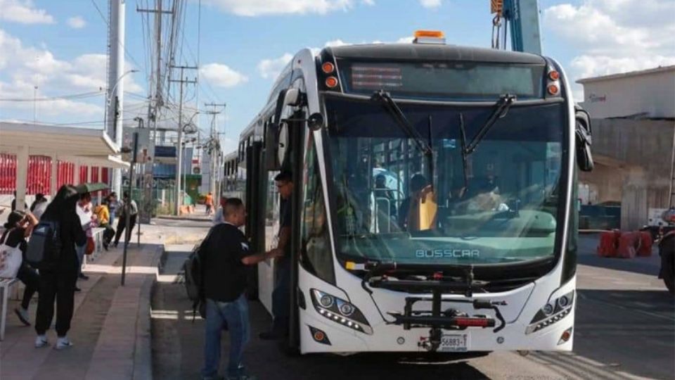 La mujer, apurada con sus pequeños hijos, no logró ver a tiempo el autobús, muriendo en el lugar