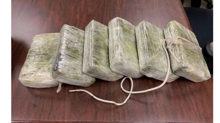 Detienen a pareja en auto deportivo en El Paso, Texas; le hallan 6 paquetes con goma de opio