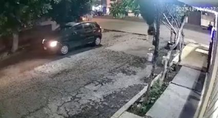 Atropella a mujer, le pasa auto dos veces por encima | VIDEO