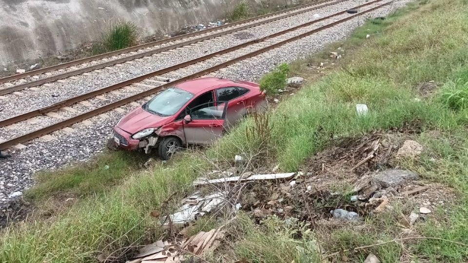 El encontronazo dirigió al conductor y su pasajera hasta las vías del tren, donde afortunadamente no pasó a mayores