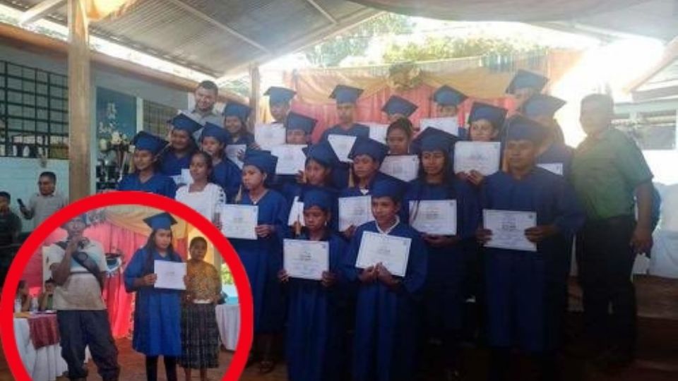 El amor de padre se hizo presente en la ceremonia de graduación, donde el hombre demostró que no hay nada que detenga a nadie para estar presente