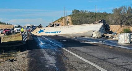 Vuelca tráiler cargado de ácido corrosivo en Tamaulipas; cierran carretera