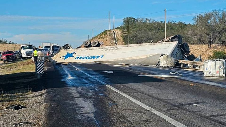 El ácido quedó regado en la carretera