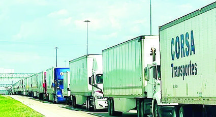 Saturan tráileres puentes y caminos de Laredo a Nuevo Laredo