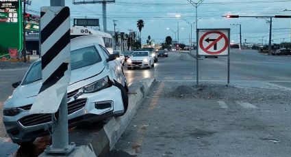 Choca y queda encima del camellón; prefiere abandonar su Malibú que pagar daños