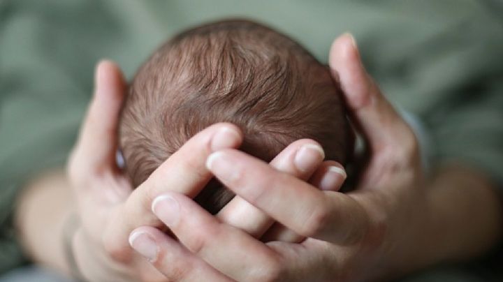 ¿Qué pasa cuando un bebé tiene 'la mollera sumida'? Significado, riesgos y remedios