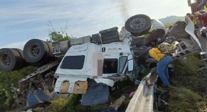 Trailero pierde su brazo al dormitar y volcar en carretera; cabina de tráiler le cae encima