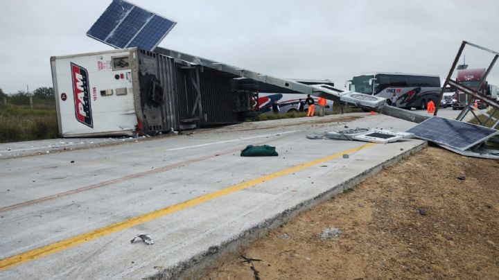 Muere trailero en la autopista a Laredo, a la altura de la capilla de San Judas Tadeo