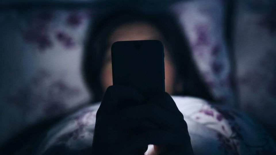 La costumbre de usar celulares o pantallas antes de dormir, se le conoce como “vamping”