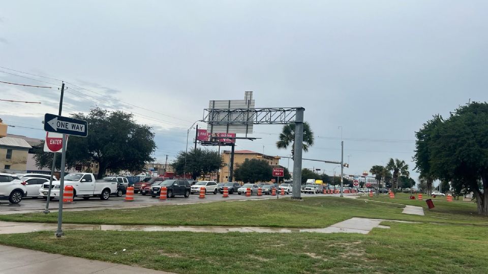 Las filas de paisanos que buscan cruzar hacia Nuevo Laredo, se extienden por varias cuadras.