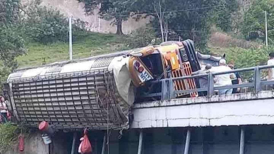 De acuerdo a informes oficiales, el autobús transportaba 70 pasajeros.